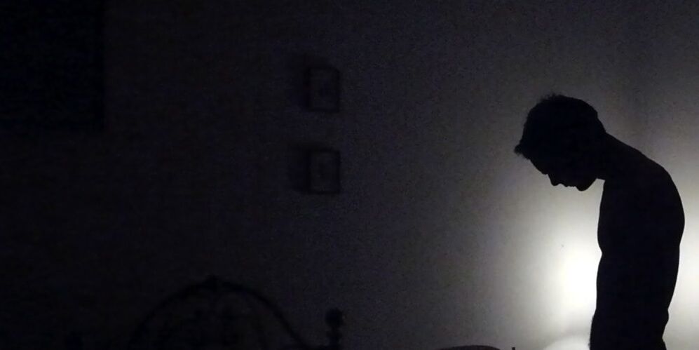 eine Person in Depressionen bei der Ablehnung des Rauchens