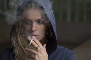 Rauchendes Mädchen